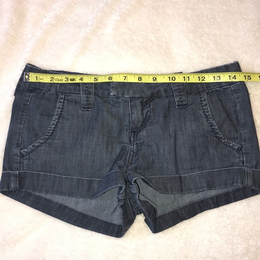 3 for $15 or 5 for $25 🌺🛍
Forever 21 shorts